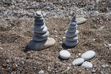 Sahilde taş cairns. Kolimpia, Rodos, Yunanistan 