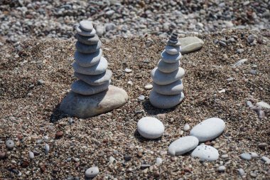 Sahilde taş cairns. Kolimpia, Rodos, Yunanistan 