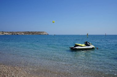 Akdeniz 'de parasailing. Parasailing, bir insanın bir aracın arkasına çekilip paraşütü andıran özel tasarlanmış bir paraşüt kanadına bağlandığı bir eğlence amaçlı uçurtma aktivitesidir. Kolimpia, Rodos, Yunanistan 