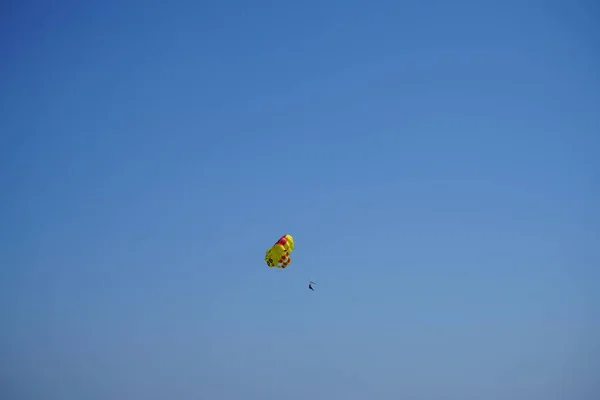 지중해를 항해하는 파라다이스 낙하산 비슷하게 날개에 사람을 다니면서 자동차 다니는 — 스톡 사진