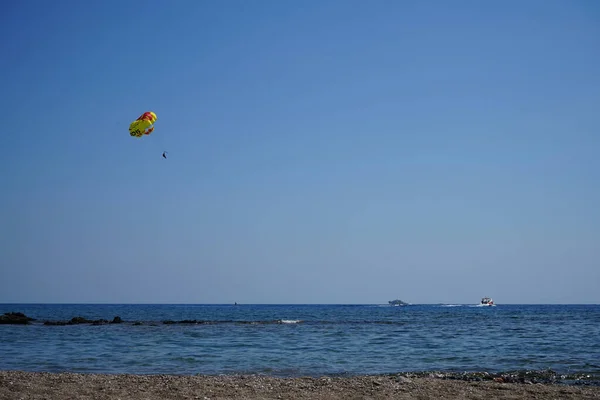 Parasailing Středozemním Moři Parasailing Rekreační Kiting Činnost Při Níž Člověk — Stock fotografie