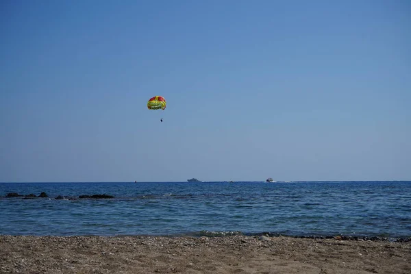 Parasailing Středozemním Moři Parasailing Rekreační Kiting Činnost Při Níž Člověk — Stock fotografie