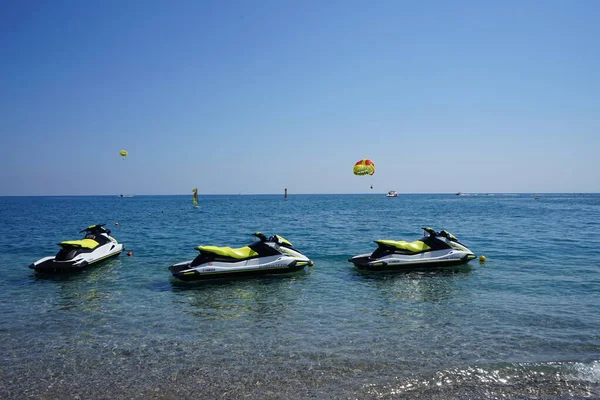 Parasailing Středozemním Moři Parasailing Rekreační Kiting Činnost Při Níž Člověk — Stock fotografie