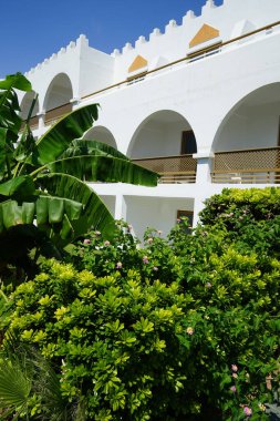 Yunanistan 'ın Rodos kentindeki Kolimpia köyünün tatil beldesinde modern mimari 