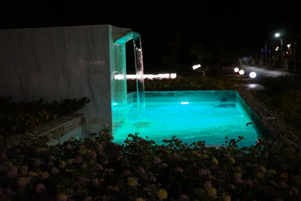 Ein Nachts Beleuchteter Brunnen Umgeben Von Blumenbeeten Von Lantana Camara — Stockfoto
