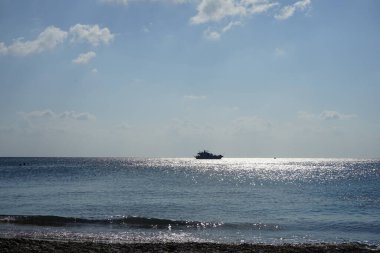 Deniz ufkunda güneş ışınlarında bir yat. Kolimpia, Rodos, Yunanistan 