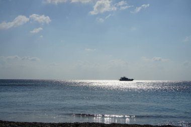 Deniz ufkunda güneş ışınlarında bir yat. Kolimpia, Rodos, Yunanistan 