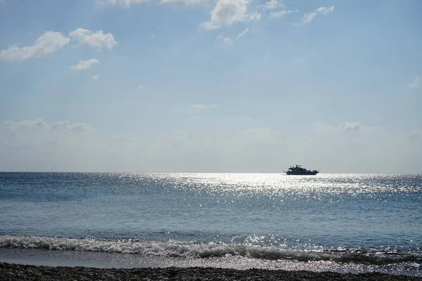 Jahti Meren Horisontissa Auringon Säteiden Keskellä Kolimpia Rhodes Kreikka — kuvapankkivalokuva
