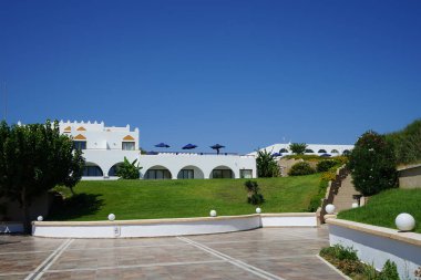 Yunanistan 'ın Rodos kentindeki Kolimpia köyünün tatil beldesindeki modern mimari