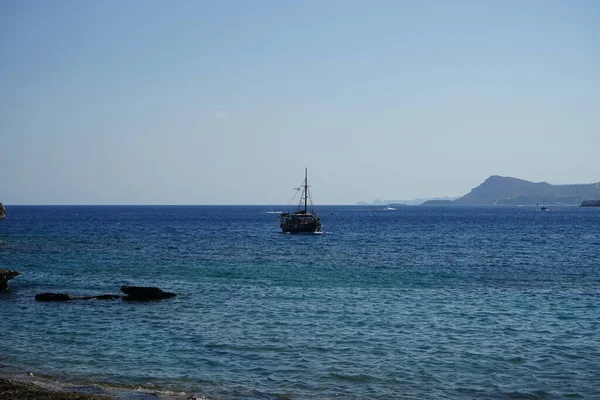 Ιστιοφόρο Στα Ανοικτά Των Ακτών Της Κολυμπίας Ρόδος Ελλάδα — Φωτογραφία Αρχείου