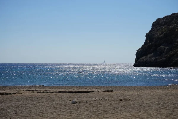 太陽の光の中で海の地平線に帆船 ギリシャのロードス島コリンピア — ストック写真