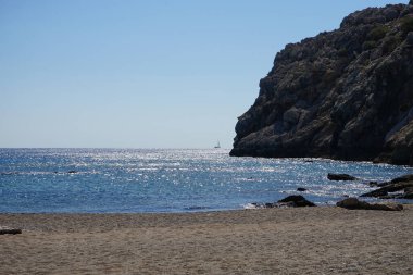 Güneşli bir Eylül gününde deniz ufkunda yelkenli. Kolimpia, Rodos, Yunanistan  