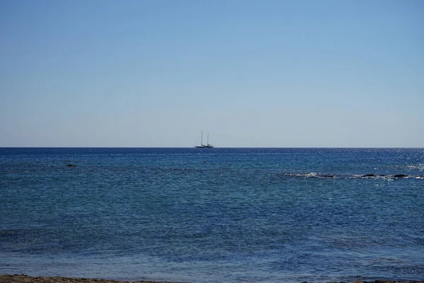 Voilier Horizon Mer Par Une Journée Ensoleillée Septembre Kolimpia Rhodes — Photo