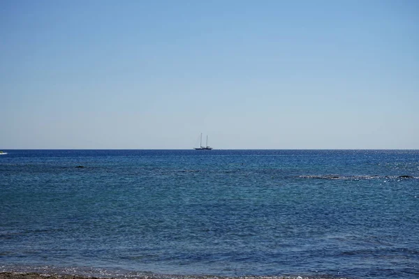 Velero Horizonte Del Mar Soleado Día Septiembre Kolimpia Rodas Grecia — Foto de Stock