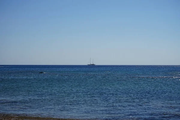 Plachetnice Mořském Horizontu Slunečného Zářijového Dne Kolimpia Rhodos Greece — Stock fotografie
