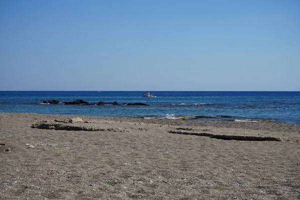 ロードス島の海岸沖の地中海でペダルカタマランやペダルボートやジェットスキー ギリシャのコリンピア — ストック写真