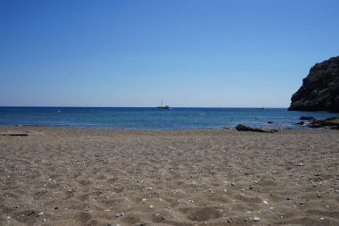 Akdeniz 'de Rodos adasının açıklarında yelkenli ve sürat teknesi. Kolympia, Yunanistan 