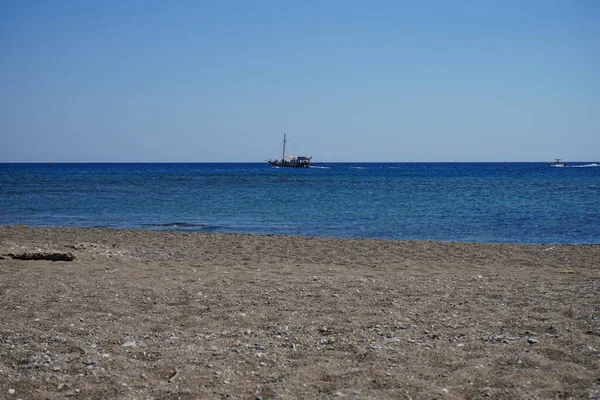 Velero Barco Motor Mediterráneo Frente Costa Isla Rodas Kolympia Grecia — Foto de Stock