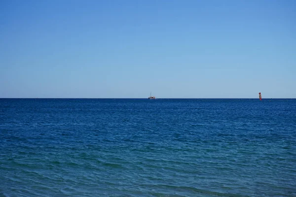 晴れた9月の日に海の地平線に帆船 ギリシャのロードス島コリンピア — ストック写真