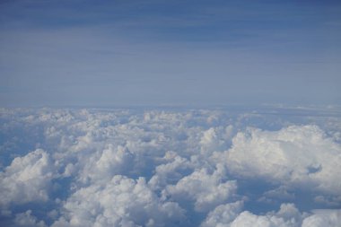 Uçağın penceresinden bulutların ve Avrupa 'nın nefes kesici manzarası.  
