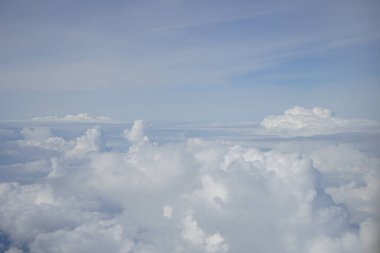 Uçağın penceresinden bulutların ve Avrupa 'nın nefes kesici manzarası.  