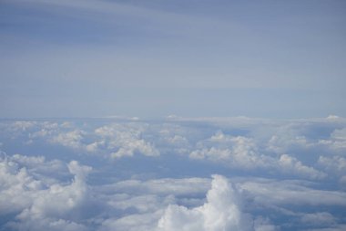 Uçağın penceresinden bulutların ve Avrupa 'nın nefes kesici manzarası.  
