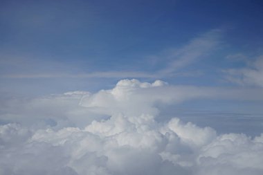 Uçağın penceresinden bulutların ve Avrupa 'nın nefes kesici manzarası.  