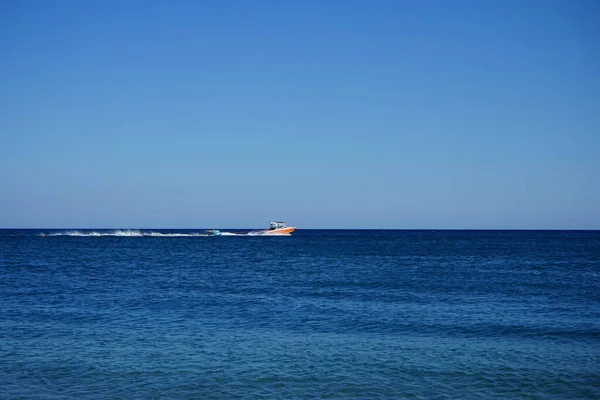 Barco Motor Está Remolcando Una Balsa Inflable Con Personas Mediterráneo — Foto de Stock