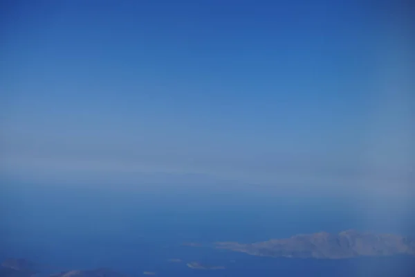 Hisnande Utsikt Över Molnen Och Europa Från Flygplanets Fönster — Stockfoto