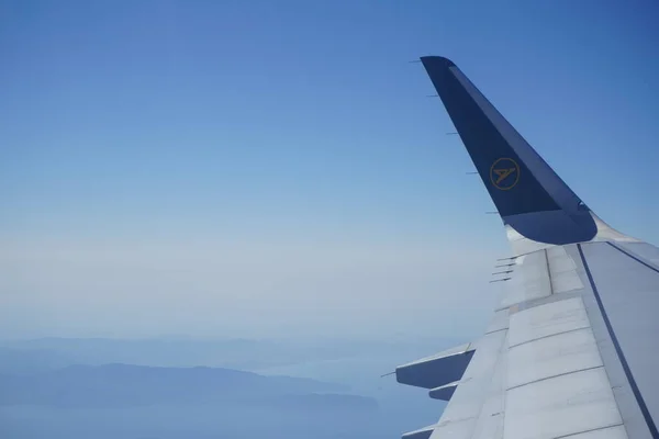 Atemberaubender Blick Aus Dem Flugzeugfenster Auf Die Wolken Und Europa — Stockfoto