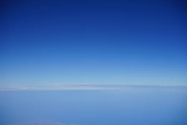 飛行機の窓からの雲とヨーロッパの息をのむような景色 — ストック写真