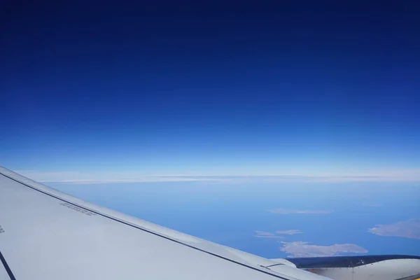 飛行機の窓からの雲とヨーロッパの息をのむような景色 — ストック写真