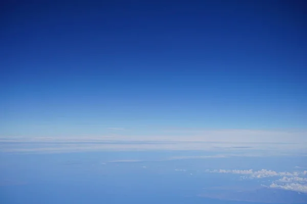 飛行機の窓からの雲とヨーロッパの息をのむような景色 — ストック写真