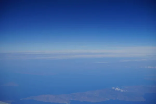 Hisnande Utsikt Över Molnen Och Europa Från Flygplanets Fönster — Stockfoto