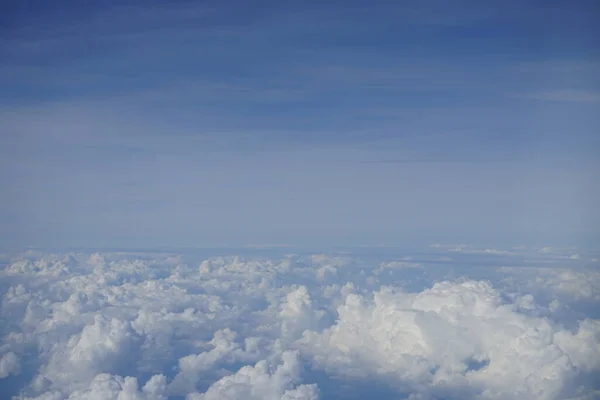 Uçağın Penceresinden Bulutların Avrupa Nın Nefes Kesici Manzarası — Stok fotoğraf