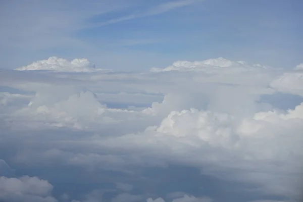 Uçağın Penceresinden Bulutların Avrupa Nın Nefes Kesici Manzarası — Stok fotoğraf