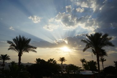 İnanılmaz bir manzara. Güneş gün batımında bulutların arasından parlar. Dahab, Güney Sina Valiliği, Mısır 