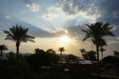İnanılmaz bir manzara. Güneş gün batımında bulutların arasından parlar. Dahab, Güney Sina Valiliği, Mısır 