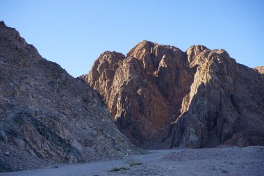 Malakot Dağı vahası civarındaki güzel dağ manzarası, Wadi Gnai, Dahab, Güney Sina Valiliği, Mısır  