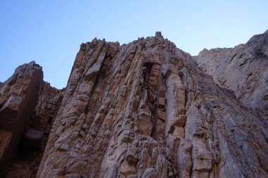 Malakot Dağı vahası civarındaki güzel dağ manzarası, Wadi Gnai, Dahab, Güney Sina Valiliği, Mısır  
