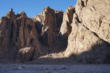 Malakot Dağı vahası civarındaki güzel dağ manzarası, Wadi Gnai, Dahab, Güney Sina Valiliği, Mısır  