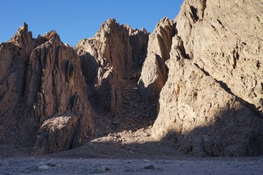 Malakot Dağı vahası civarındaki güzel dağ manzarası, Wadi Gnai, Dahab, Güney Sina Valiliği, Mısır  