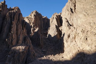 Malakot Dağı vahası civarındaki güzel dağ manzarası, Wadi Gnai, Dahab, Güney Sina Valiliği, Mısır  
