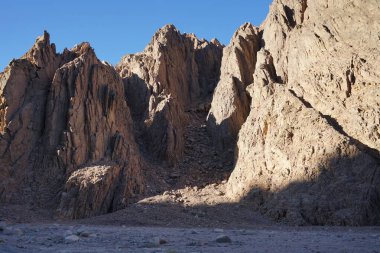 Malakot Dağı vahası civarındaki güzel dağ manzarası, Wadi Gnai, Dahab, Güney Sina Valiliği, Mısır  