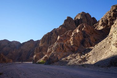 Malakot Dağı vahası civarındaki güzel dağ manzarası, Wadi Gnai, Dahab, Güney Sina Valiliği, Mısır 