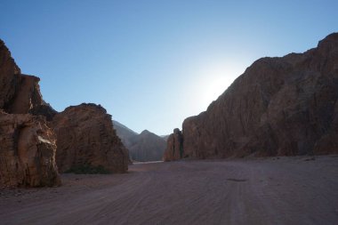 Malakot Dağı vahası civarındaki güzel dağ manzarası, Wadi Gnai, Dahab, Güney Sina Valiliği, Mısır 