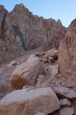 Malakot Dağı vahası civarındaki güzel dağ manzarası, Wadi Gnai, Dahab, Güney Sina Valiliği, Mısır 