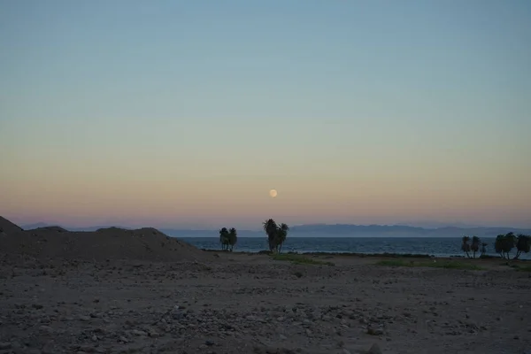 Luna Sobre Golfo Aqaba Mar Rojo Octubre Dahab Provincia Del —  Fotos de Stock