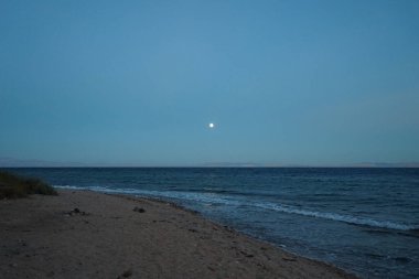 Ekim ayında Akabe Körfezi üzerindeki Kızıl Deniz 'de ay. Dahab, Güney Sina Valiliği, Mısır 