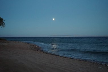 Ekim ayında Akabe Körfezi üzerindeki Kızıl Deniz 'de ay. Dahab, Güney Sina Valiliği, Mısır 